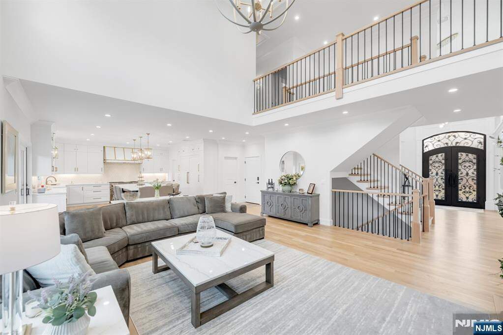 6 Bedroom Single Family Home/House's Image 15