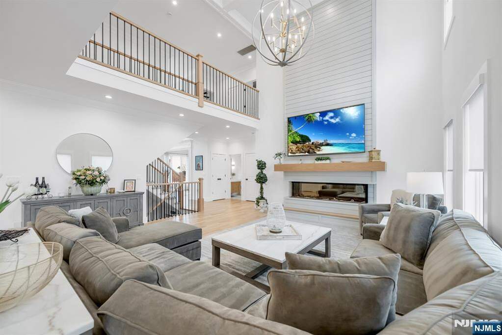 6 Bedroom Single Family Home/House's Image 17