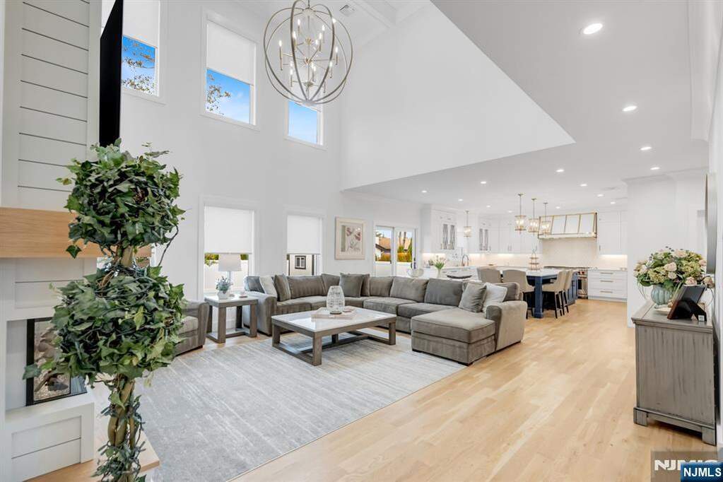 6 Bedroom Single Family Home/House's Image 18