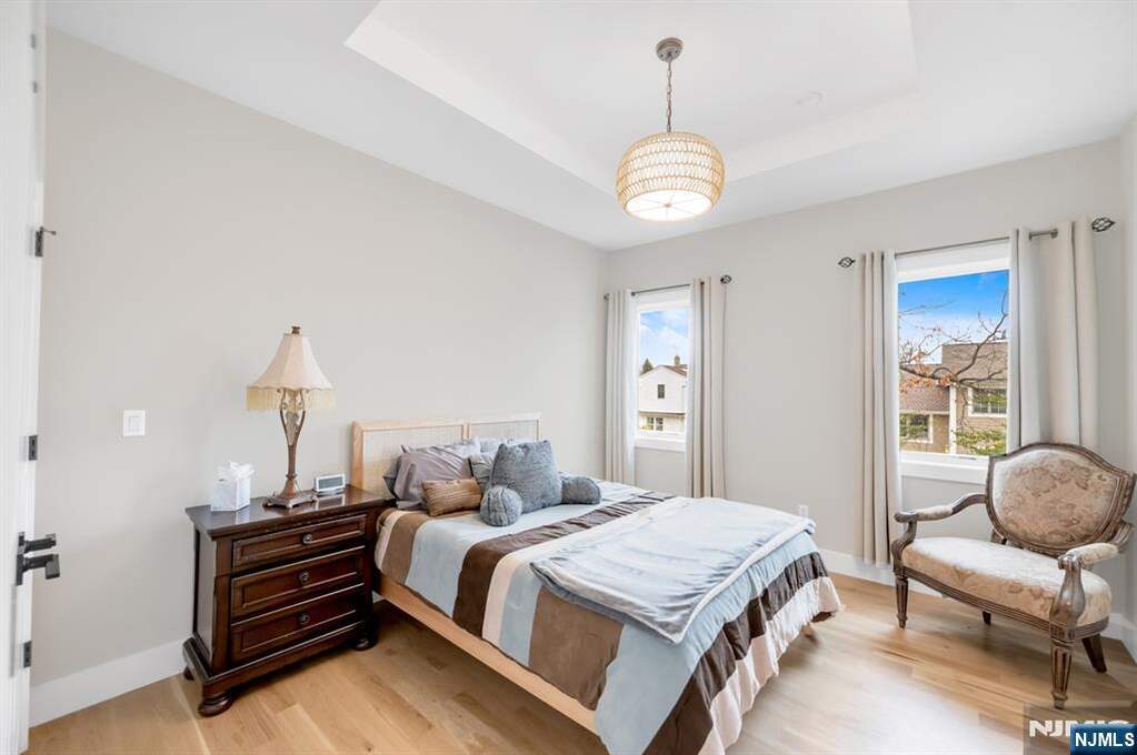 6 Bedroom Single Family Home/House's Image 19