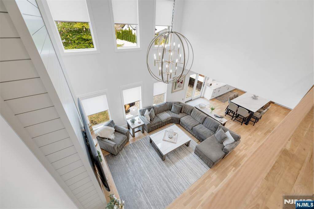 6 Bedroom Single Family Home/House's Image 24