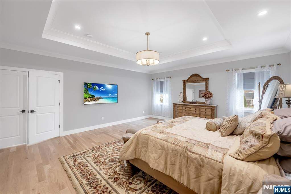 6 Bedroom Single Family Home/House's Image 26