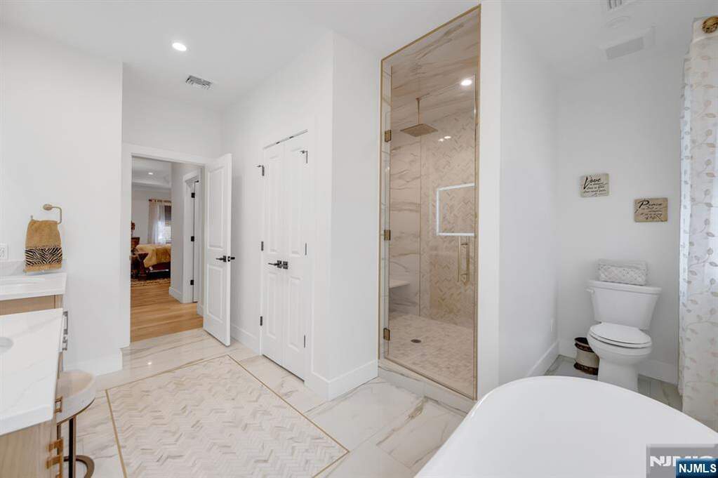 6 Bedroom Single Family Home/House's Image 34