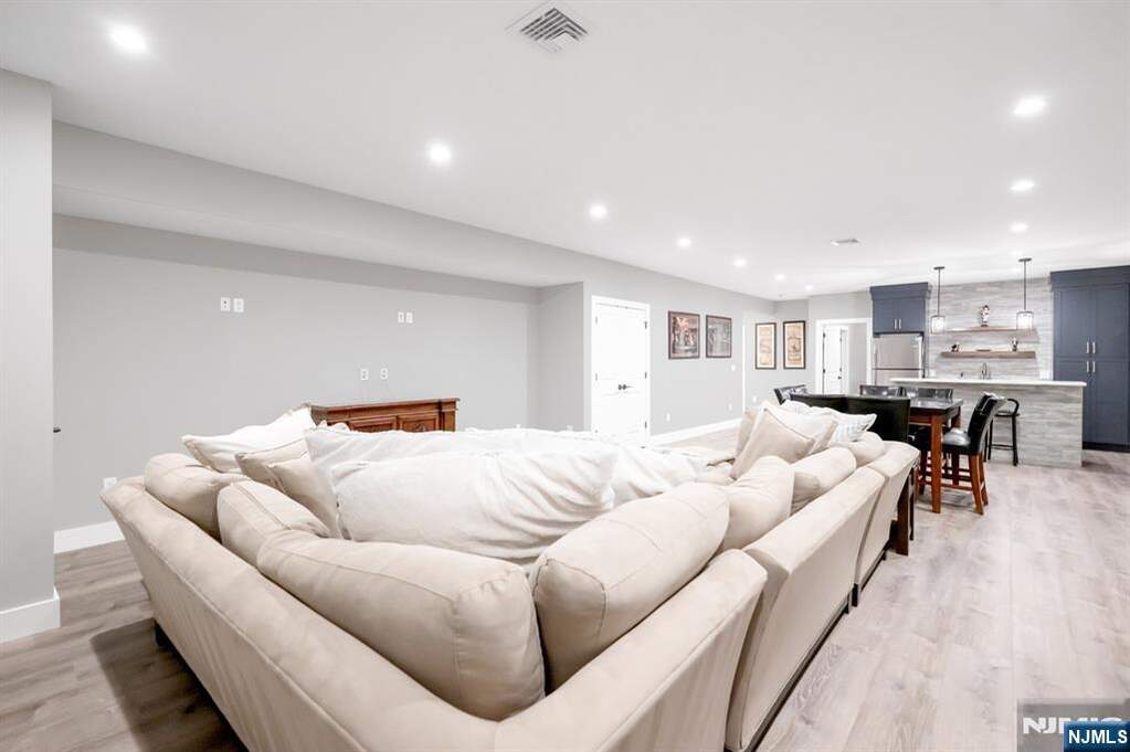 6 Bedroom Single Family Home/House's Image 38