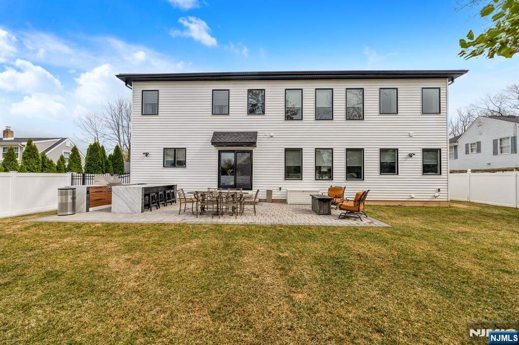 6 Bedroom Single Family Home/House's Image 47
