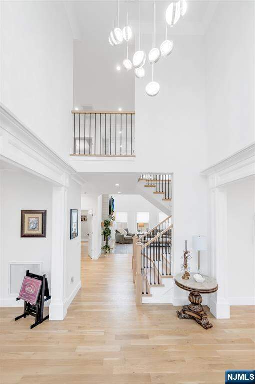 6 Bedroom Single Family Home/House's Image 3