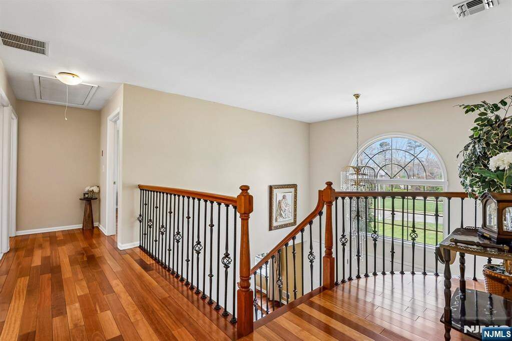 5 Bedroom Single Family Home/House's Image 27
