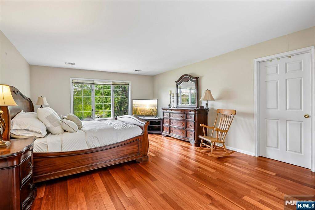 5 Bedroom Single Family Home/House's Image 32