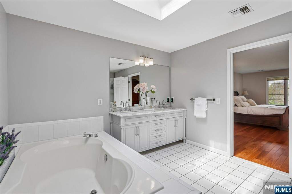 5 Bedroom Single Family Home/House's Image 35