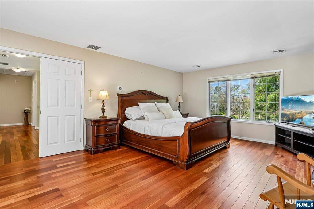 5 Bedroom Single Family Home/House's Image 36