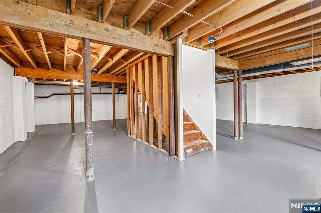 5 Bedroom Single Family Home/House's Image 39