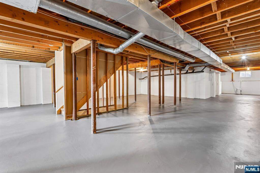5 Bedroom Single Family Home/House's Image 40