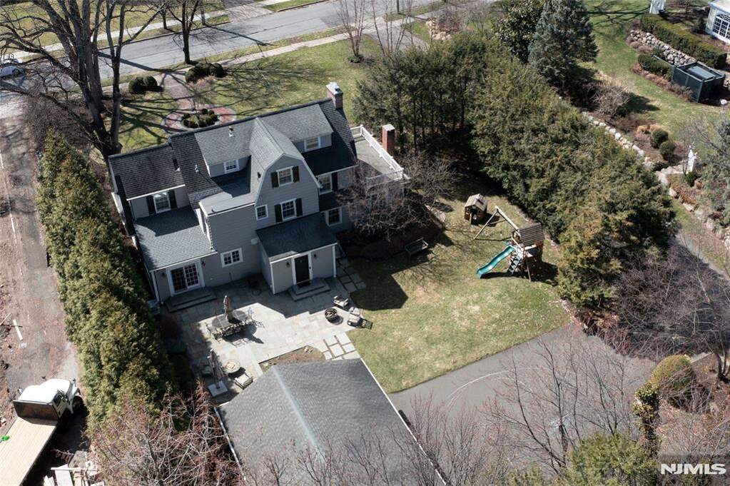 5 Bedroom Single Family Home/House's Image 32
