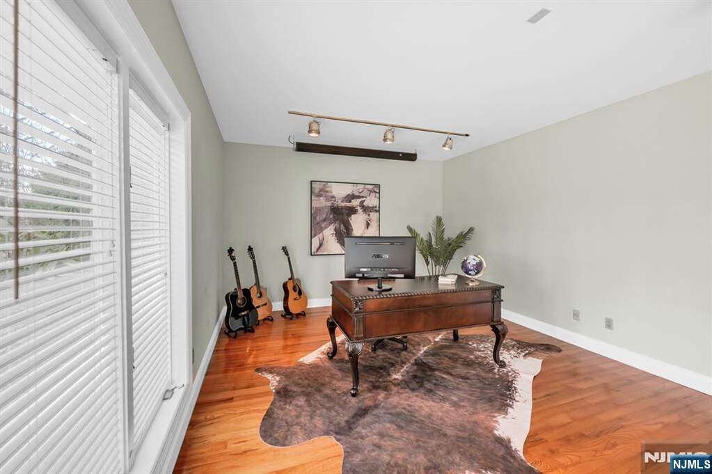 5 Bedroom Single Family Home/House's Image 11
