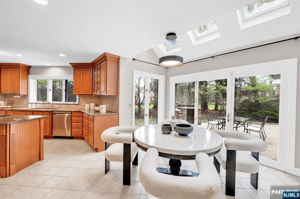 5 Bedroom Single Family Home/House's Image 14