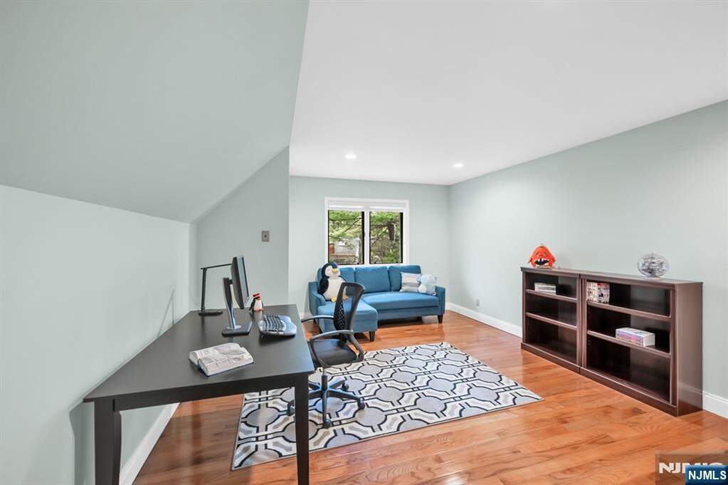 5 Bedroom Single Family Home/House's Image 34
