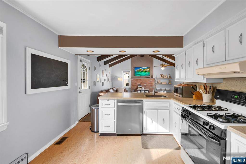3 Bedroom Single Family Home/House's Image 4