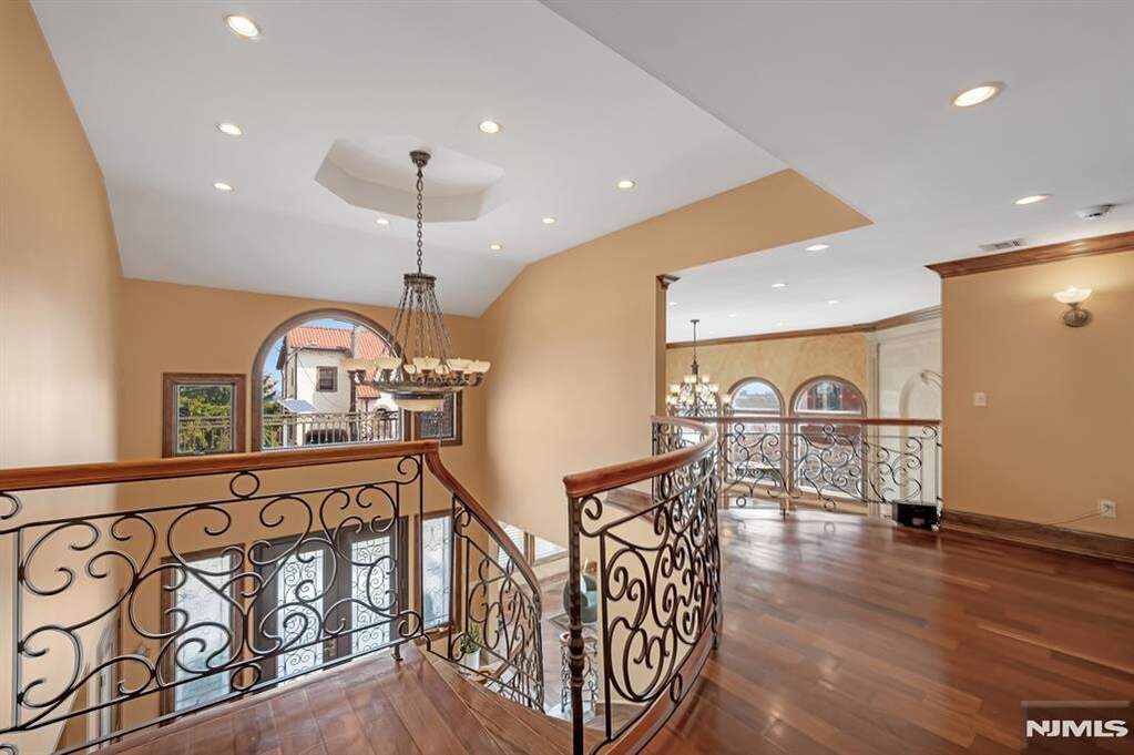 6 Bedroom Single Family Home/House's Image 17