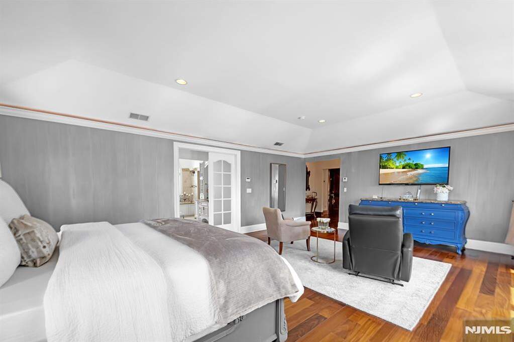 6 Bedroom Single Family Home/House's Image 20