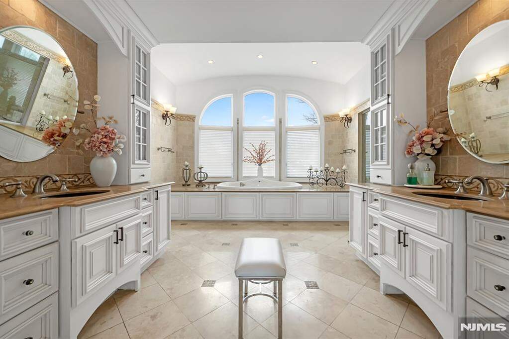 6 Bedroom Single Family Home/House's Image 22