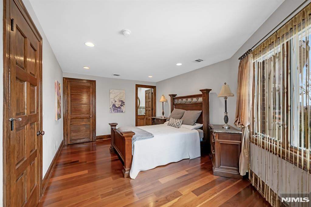 6 Bedroom Single Family Home/House's Image 26