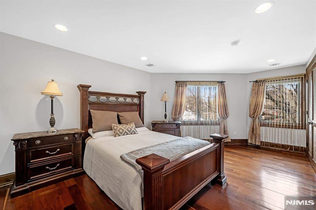 6 Bedroom Single Family Home/House's Image 27