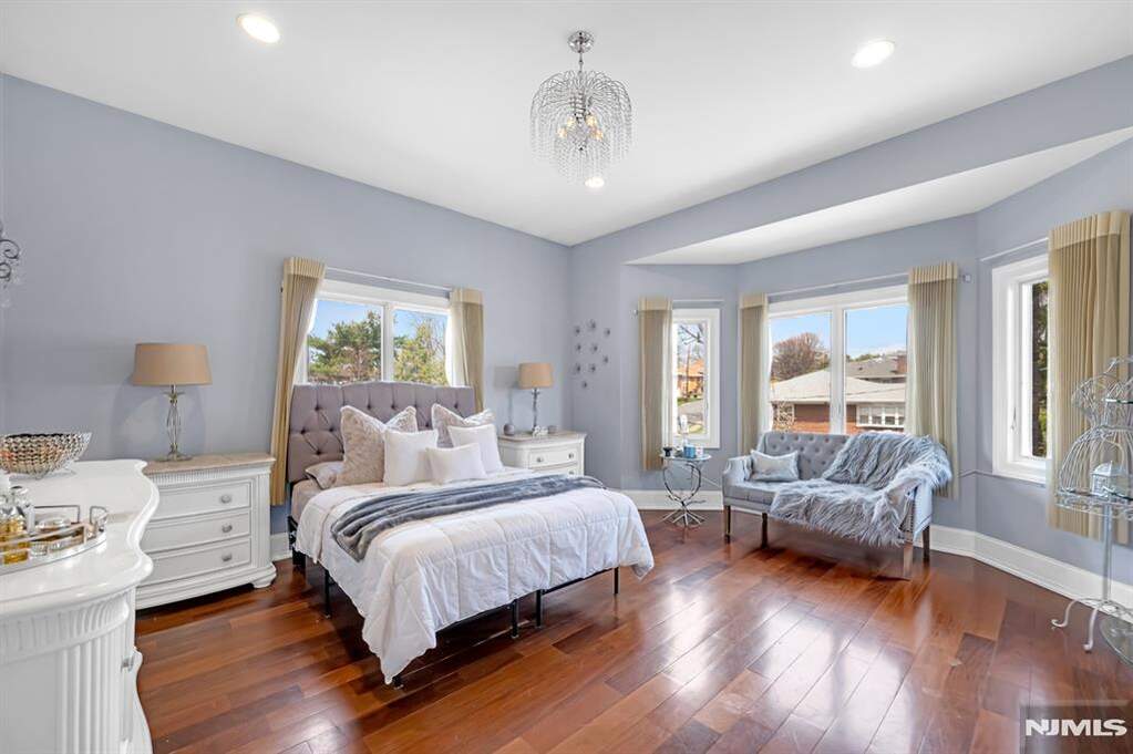 6 Bedroom Single Family Home/House's Image 30