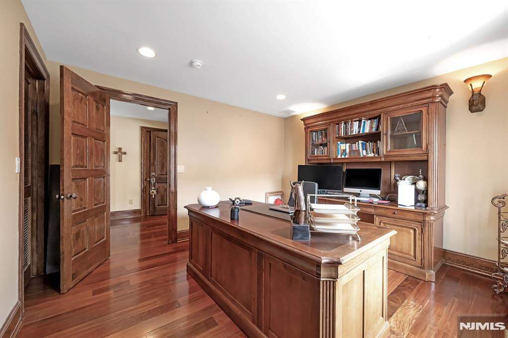 6 Bedroom Single Family Home/House's Image 32