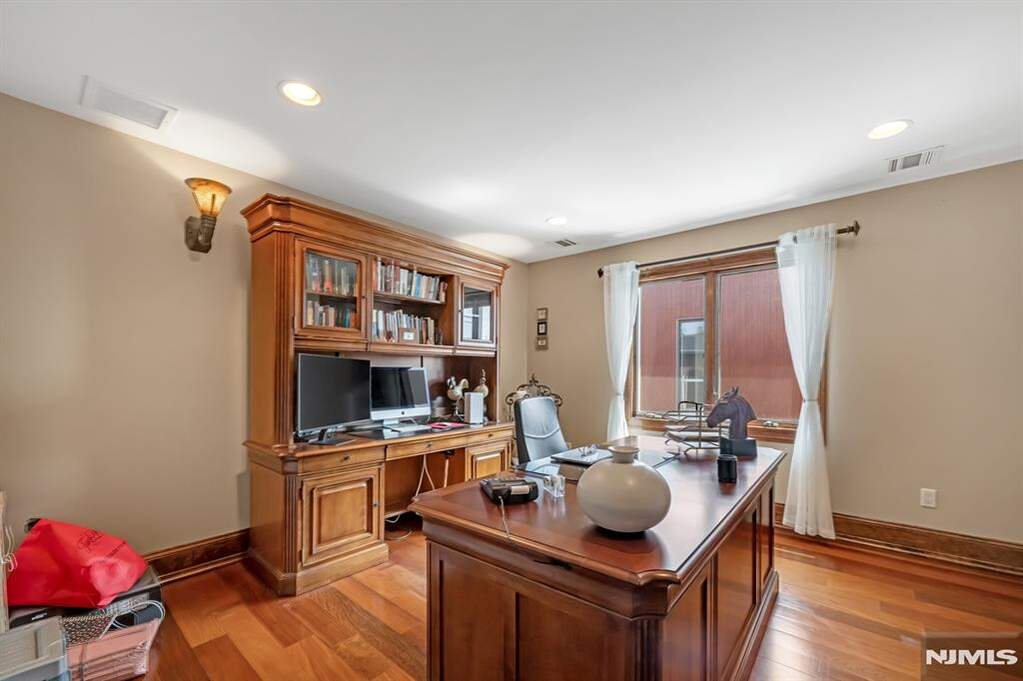6 Bedroom Single Family Home/House's Image 33