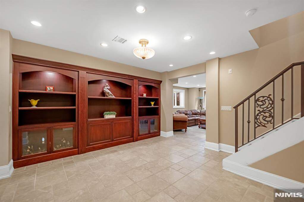 6 Bedroom Single Family Home/House's Image 38