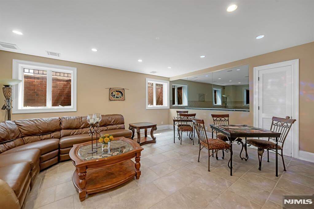 6 Bedroom Single Family Home/House's Image 39