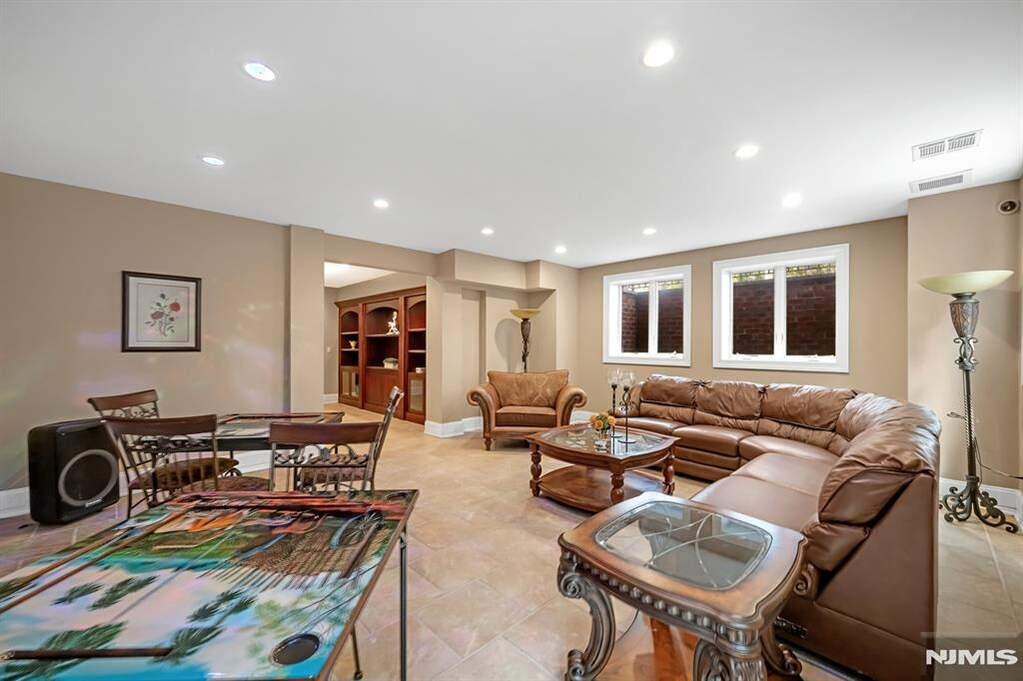 6 Bedroom Single Family Home/House's Image 40