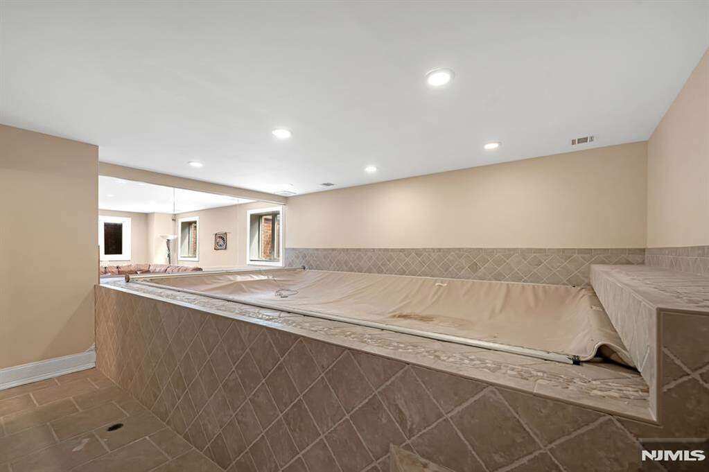 6 Bedroom Single Family Home/House's Image 41
