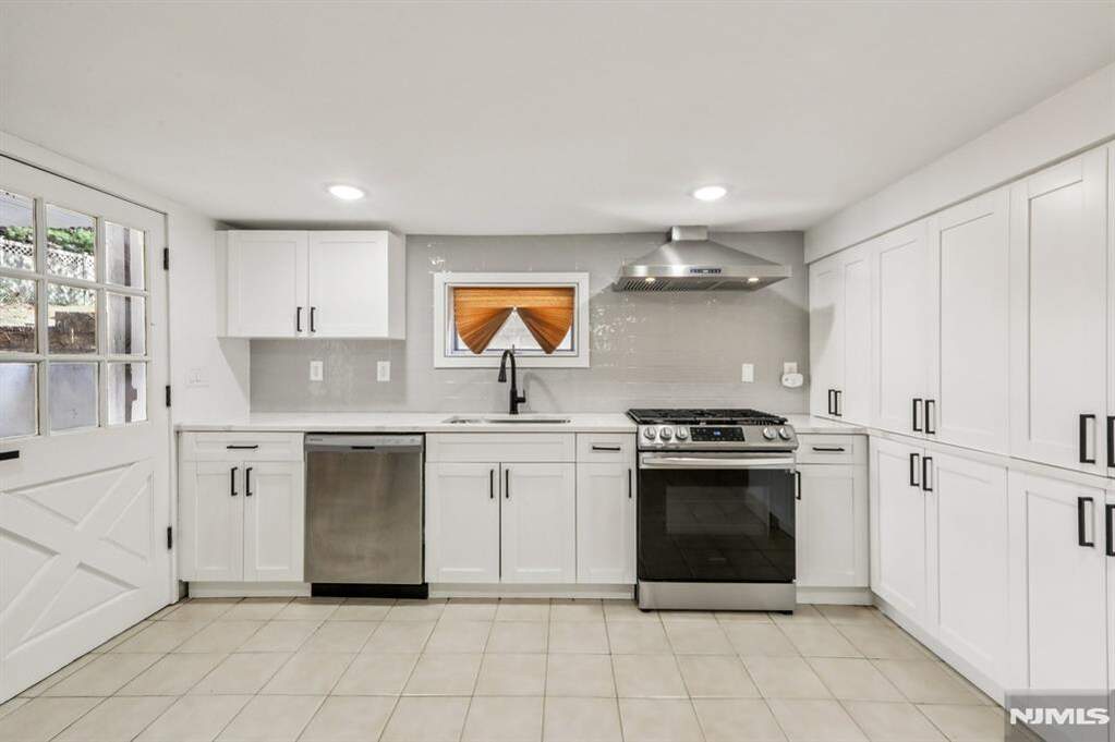 5 Bedroom Single Family Home/House's Image 13