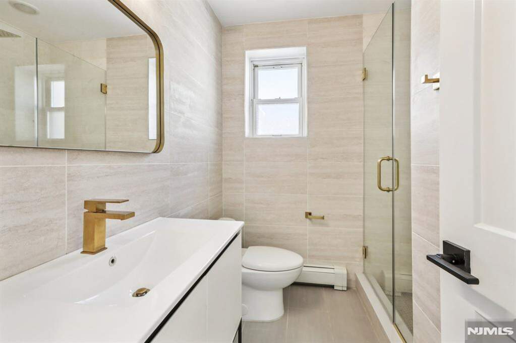 5 Bedroom Single Family Home/House's Image 14