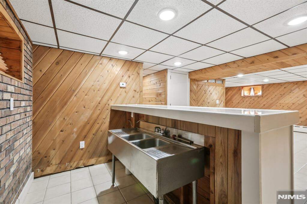 5 Bedroom Single Family Home/House's Image 34