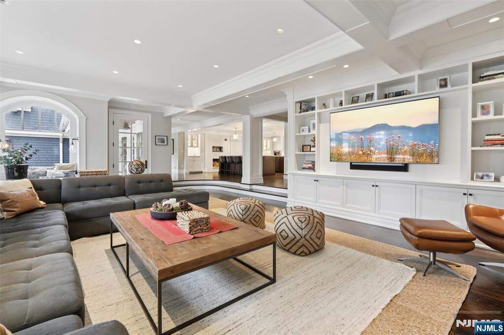 6 Bedroom Single Family Home/House's Image 13