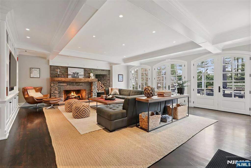 6 Bedroom Single Family Home/House's Image 14