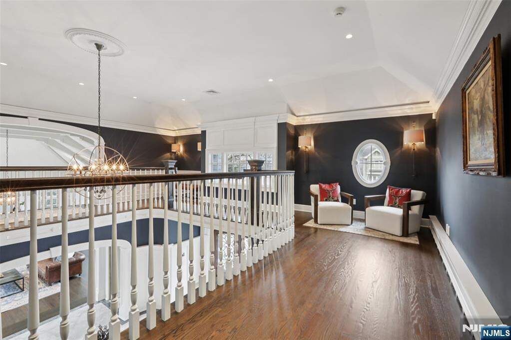 6 Bedroom Single Family Home/House's Image 19