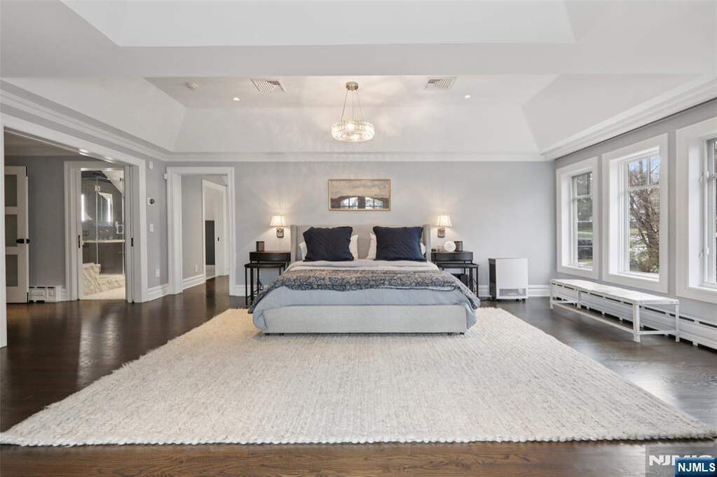 6 Bedroom Single Family Home/House's Image 20