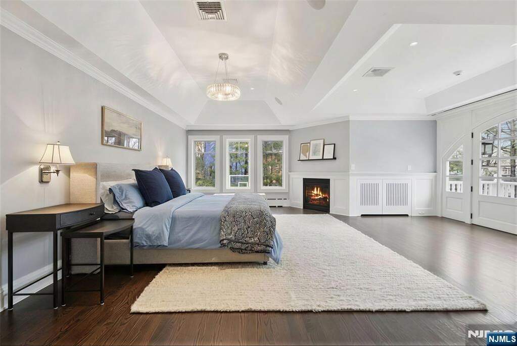 6 Bedroom Single Family Home/House's Image 21