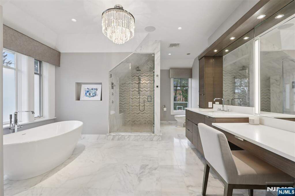6 Bedroom Single Family Home/House's Image 22
