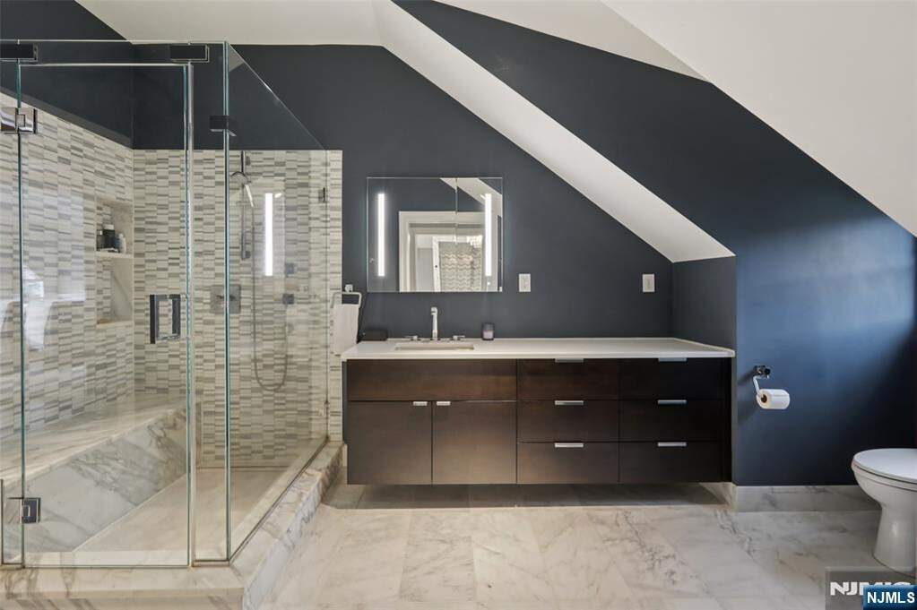6 Bedroom Single Family Home/House's Image 23