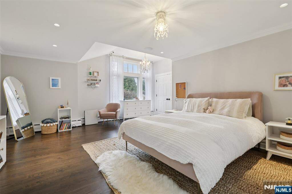 6 Bedroom Single Family Home/House's Image 24