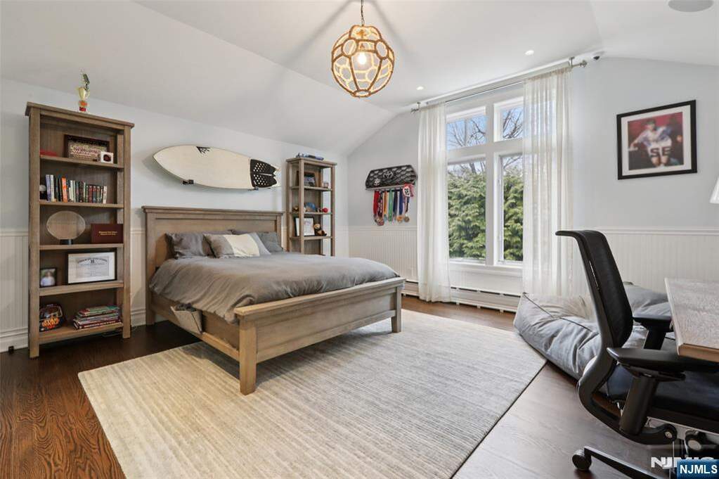 6 Bedroom Single Family Home/House's Image 26