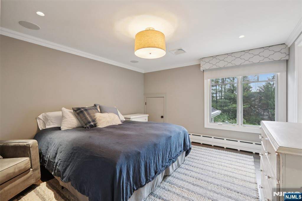 6 Bedroom Single Family Home/House's Image 28