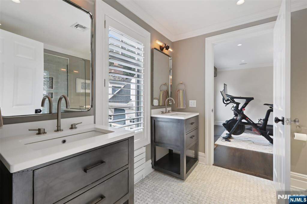6 Bedroom Single Family Home/House's Image 29