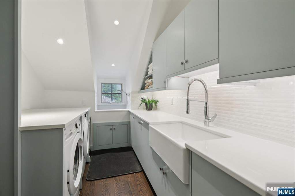 6 Bedroom Single Family Home/House's Image 31