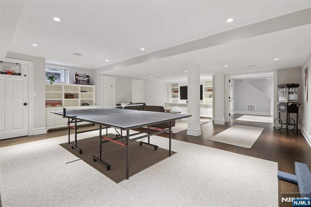 6 Bedroom Single Family Home/House's Image 32
