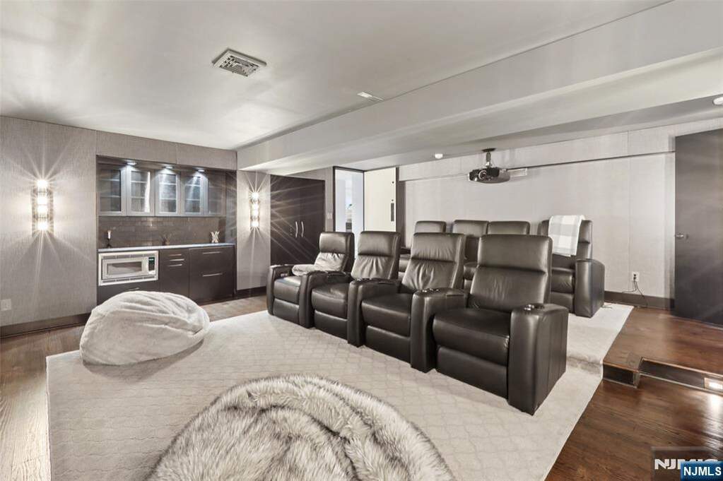6 Bedroom Single Family Home/House's Image 34